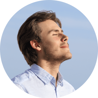 lecsukott szemű derűs férfi